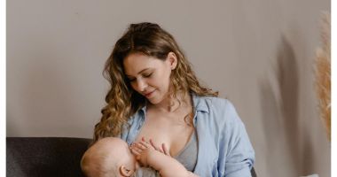 Stire din Sănătate : Poziţii recomandate pentru alăptarea la sân