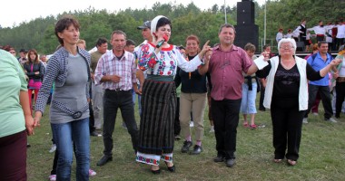 Stire din Politică-Administrație : Locuitorii din Albești au petrecut la "Fiii satului"