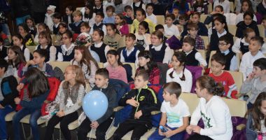 Stire din Cultură-Educație : "Albă ca Zăpada",  o combinație magică  între oameni și păpuși Spectacolul