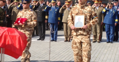 Învățați să îi respectați! Asta e diferența dintre voi și ei! Ei mor pentru țară. Voi vă "îmbolnăviți" la DNA și în pușcării - 2