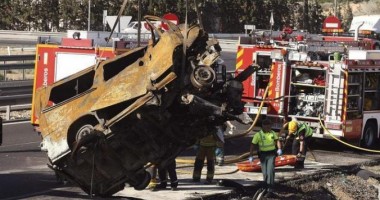 Opt ROMÂNI au MURIT într-un grav accident. Microbuzul lor, CARBONIZAT