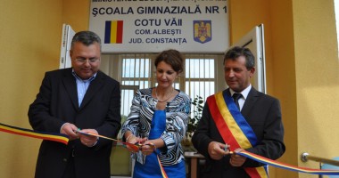 Stire din Politică-Administrație : Primarul Gheorghe Moldovan a inaugurat noua școală din satul Cotu Văii