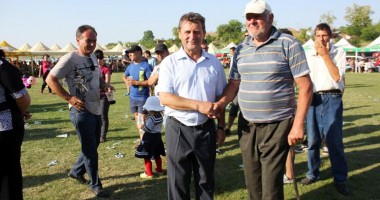Stire din Politică-Administrație : Peste 5.000 de persoane au petrecut la "Fiii satului Albești"