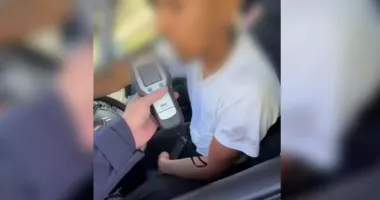 Stire din Eveniment : Șofer cu permis de câteva luni, prins beat la volan cu trei copii și partenera în mașină