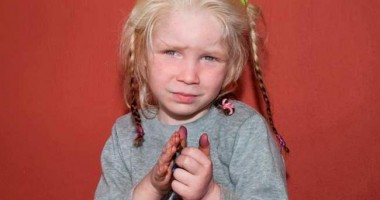 Stire din Diverse : VIDEO. Cazul fetiței găsite într-o tabără de romi din Grecia. Cum dansa copilul la comanda familiei cu care trăia