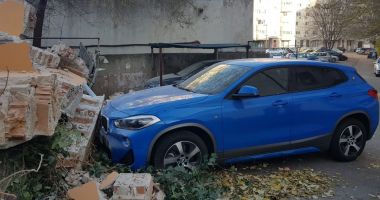 Un zid dărâmat a căzut peste mașini, în zona Spitalului de Boli Infecțioase. "Se putea ajunge la o tragedie!" - 3