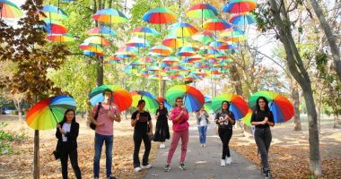 Stire din Social : Alee cu umbrele colorate, în Parcul Tăbăcărie