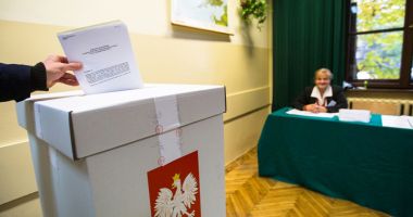 Stire din Actualitate : Alegeri în Polonia. Conservatorii câștigă teren în regiuni,  dar pierd marile orașe