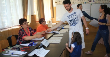 Stire din Politică-Administrație : Alegeri locale. Câți români au votat până la ora 15.00