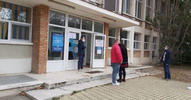 Moldova votează. Maia Sandu şi Igor Dodon se luptă pentru postul de preşedinte - 1