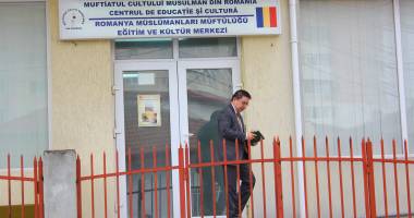 Stire din Cultură-Educație : Alegeri pentru șefia Muftiatului. Iusuf Muurat sau Nurla Ozghin?Un deznodământ surpriză!