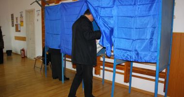 Stire din Politică-Administrație : Bătălia pentru Cotroceni. Românii își aleg duminică președintele
