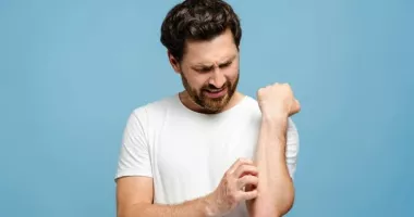 Vi se irită pielea după haine proaspăt spălate? Cum recunoașteți alergia la detergent
