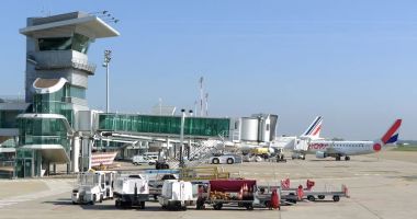 Stire din Actualitate : Alertă cu bombă pe aeroport. Mai mulţi europarlamentari români nu au putut coborî din aeronavă