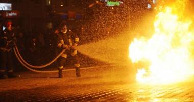 Stire din Eveniment : "Erau ușile închise, nu aveam aer. Ne-am călcat în picioare"