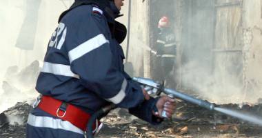 Alertă la pompieri. O casă s-a făcut scrum