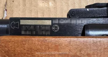 Armă cu aer comprimat şi peste 1.000 de alice descoperite într-un colet din aeroport - 3