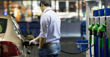 Stire din Social : Șoferii români au găsit o soluție pentru a reduce din cheltuieli. Fac plinul la bulgari