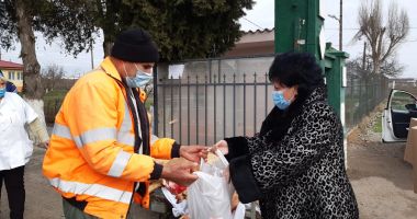 Alimente de Crăciun, pentru vârstnicii din centrele de îngrijire Poarta Albă şi Negru Vodă - 2