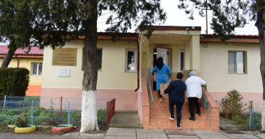 Alimente de Crăciun, pentru vârstnicii din centrele de îngrijire Poarta Albă şi Negru Vodă - 3