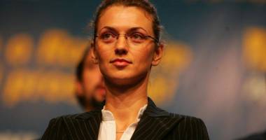 Stire din Politică-Administrație : Alina Gorghiu și-a anunțat candidatura la șefia PNL. Atanasiu se retrage
