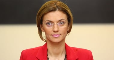 Stire din Politică-Administrație : "Parlamentarii liberali vor renunța la pensiile speciale"