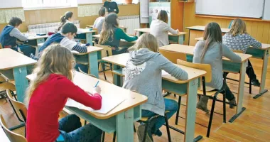 Stire din Social : Alocația copiilor s-ar putea reduce de la 292 la 100 de lei. Proiect de lege