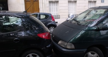 De băut ce era, a lovit mai multe mașini parcate