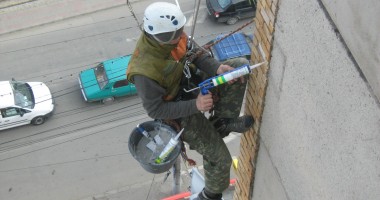 Stire din Eveniment : Constănțeanul care a tăiat coarda unui alpinist utilitar, obligat să plătească daune morale