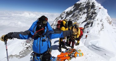 Stire din Sport : Cea mai tânără echipă românească va escalada Everestul în 2014