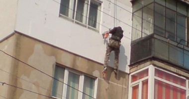 Stire din Eveniment : A tăiat, intenționat, coarda de susținere unui alpinist utilitar!