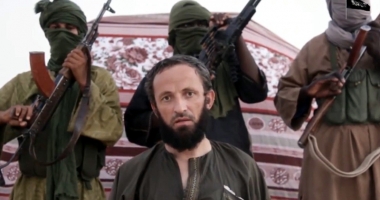 Stire din Actualitate : Al Qaida publică noi imagini cu românul Iulian Gherguț. "Nicio negociere veritabilă nu a început"