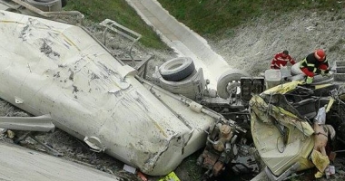 IMAGINI ȘOCANTE! ACCIDENT RUTIER MORTAL, LA CONSTANȚA! ȘOFERUL UNUI AUTOTREN RĂSTURNAT, DECEDAT - 2