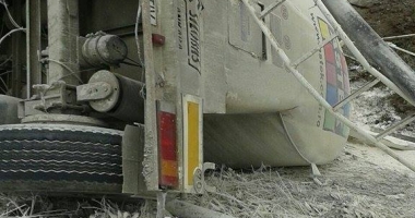 IMAGINI ȘOCANTE! ACCIDENT RUTIER MORTAL, LA CONSTANȚA! ȘOFERUL UNUI AUTOTREN RĂSTURNAT, DECEDAT - 8