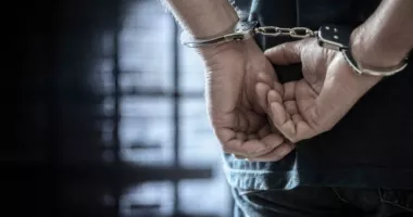 Bărbatul acuzat că a violat o femeie într-o parcare, arestat preventiv