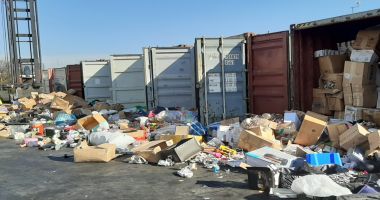Stire din Eveniment : Cum s-a încercat ascunderea gunoaielor aduse din Marea Britanie, în containere