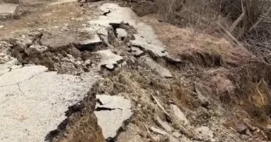 Stire din Eveniment : Alunecare de teren în Slatina. Casele au fost afectate și zeci de persoane evacuate