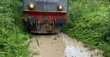 Stire din Eveniment : Alunecare de teren pe calea ferată: Circulația trenurilor este blocată
