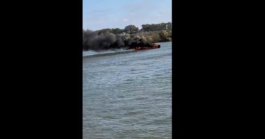 Stire din Eveniment : Incendiu la o ambarcațiune, pe canalul Mila 35. Două persoane s-au autoevacuat