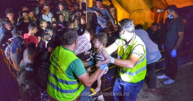Ambarcațiune cu peste 150 de migranți, reperată de un elicopter MApN, la Midia - 2