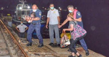 Ambarcațiune cu peste 150 de migranți, reperată de un elicopter MApN, la Midia - 3