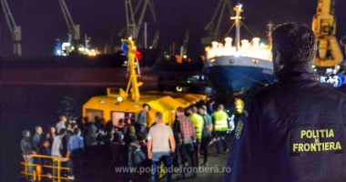 Ambarcațiune cu peste 150 de migranți, reperată de un elicopter MApN, la Midia - 4