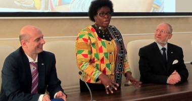 Stire din Cultură-Educație : Ambasadorul Africii de Sud a vizitat Universitatea "Andrei Șaguna"