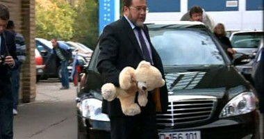 Stire din Actualitate : Ambasadorul Rusiei, cu un ursuleț de pluș la studenta lovită pe trecerea de pietoni