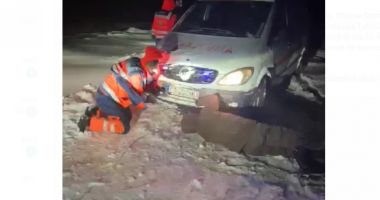 Stire din Eveniment : O ambulanţă a rămas blocată în zăpadă pe un drum din judeţul Constanţa
