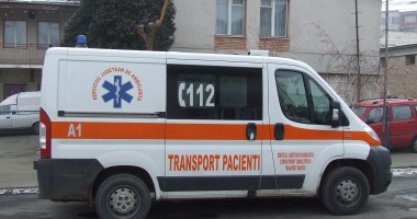 Stire din Eveniment : Doi frați, loviți în plin de un șofer fără permis auto. Unul a murit, iar celălalt este grav rănit