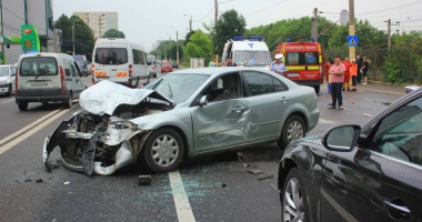 Când vor învăța pietonii să traverseze strada? Au văzut moartea cu ochii. O ambulanță aflată în misiune a făcut prăpăd pe b-dul IC Brătianu - 3