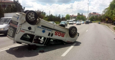 Grav accident rutier. Ambulanță făcută praf de un Audi Q7