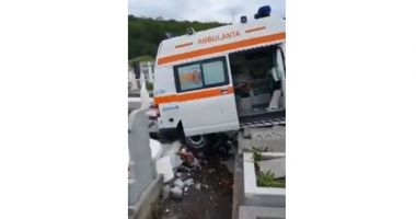 Stire din Eveniment : Cruci distruse, după ce o ambulanță a ajuns ... în cimitir