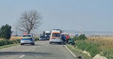 Stire din Eveniment : Echipajele de salvare intervin în județ, după ce o ambulanță privată s-a răsturnat